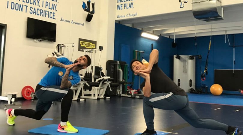 Nagatomo e Gabigol, yoga e sorrisi