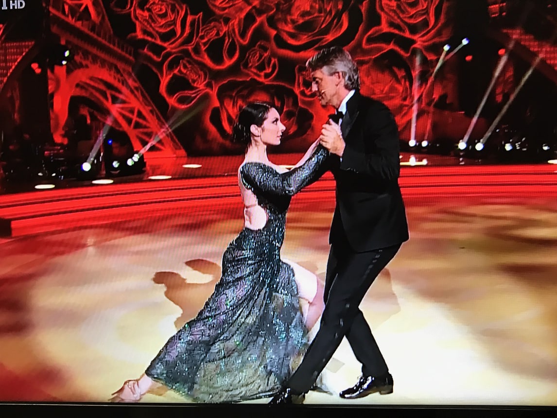 Mancini torna in pista a Ballando con le Stelle: che tango in smoking!