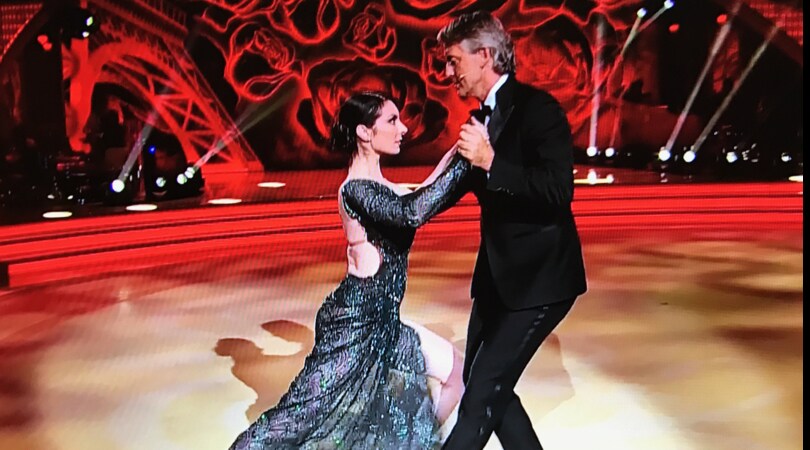 Mancini torna in pista a Ballando con le Stelle: che tango in smoking!