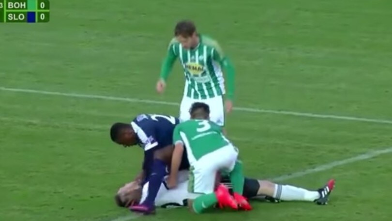Giocatore eroe salva la vita al portiere avversario
