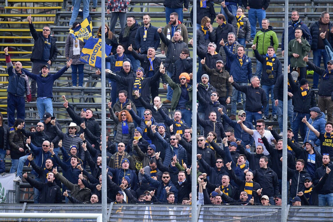 Verona contestato: i tifosi lanciano uova contro la squadra