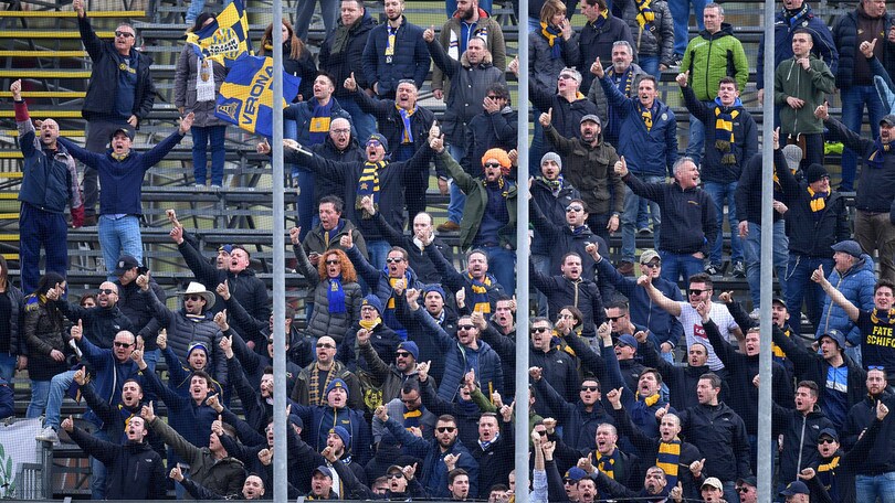 Verona contestato: i tifosi lanciano uova contro la squadra
