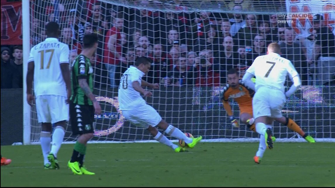 Bacca tocca il pallone 2 volte: il rigore è irregolare