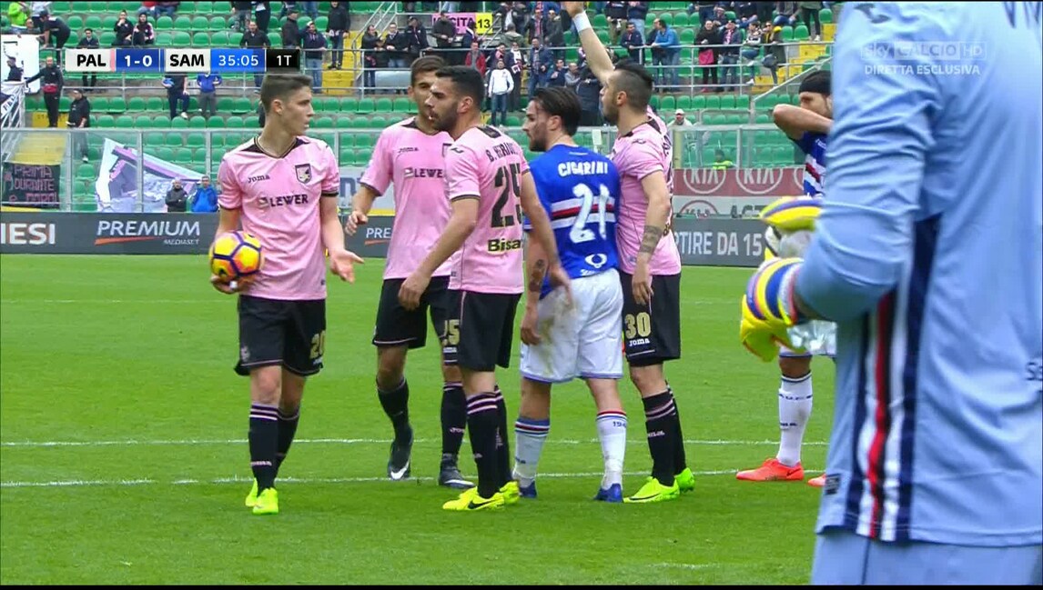 Sallai vuole tirare il rigore ma alla fine tocca a Nestorovski: la sequenza