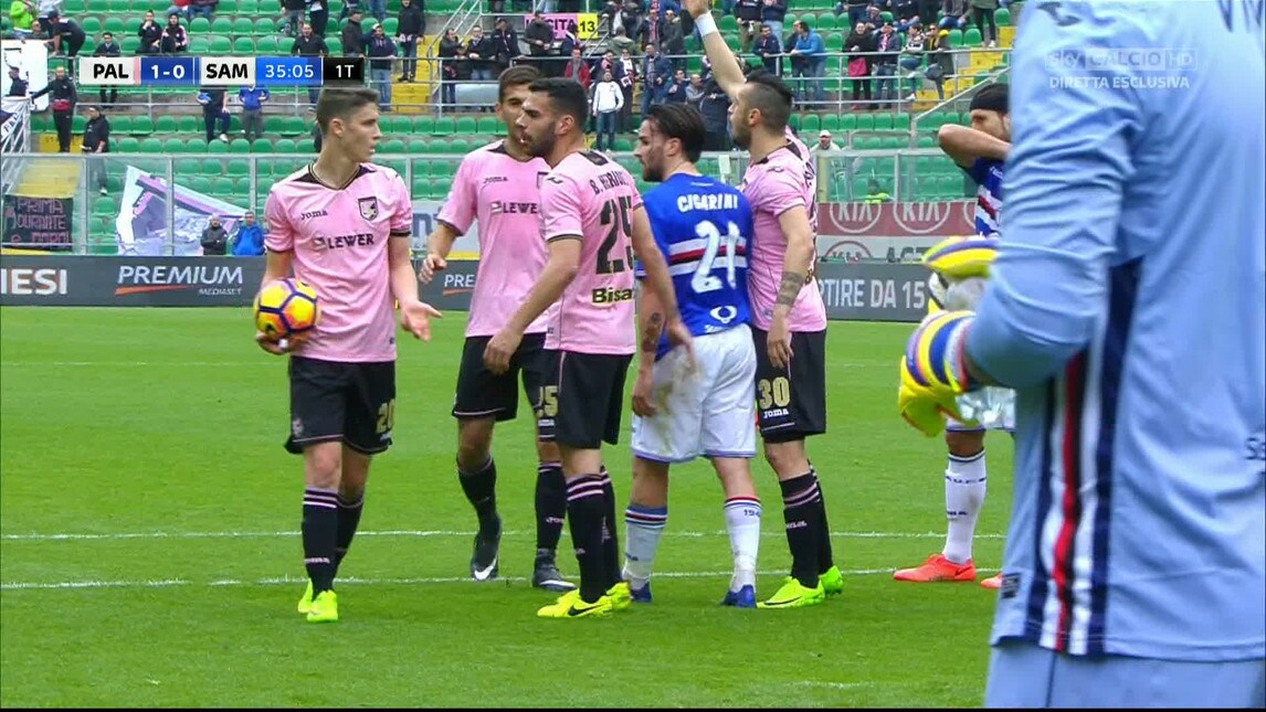 Sallai vuole tirare il rigore ma alla fine tocca a Nestorovski: la sequenza