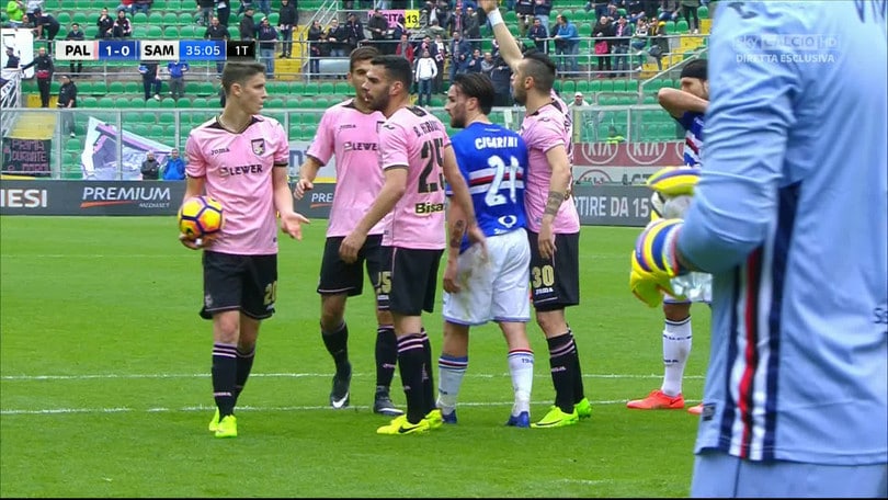 Sallai vuole tirare il rigore ma alla fine tocca a Nestorovski: la sequenza