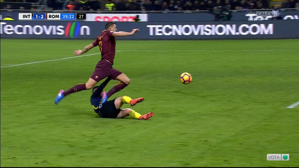 Inter-Roma. Medel in scivolata su Dzeko: per l'arbitro è rigore