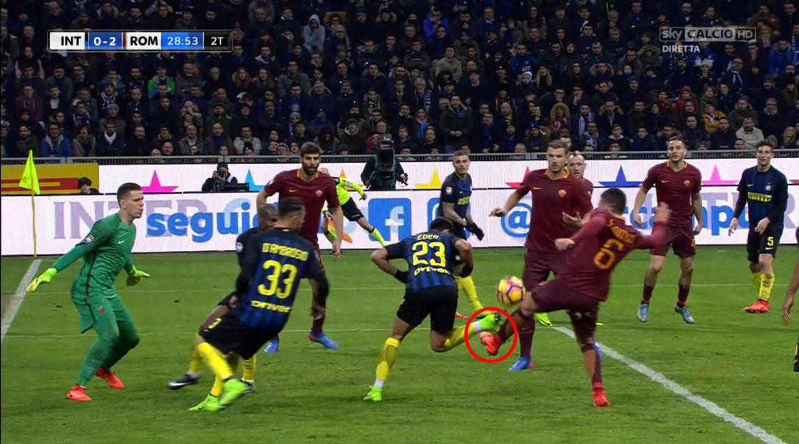 Inter-Roma, Strootman colpisce Eder in area: rigore non concesso