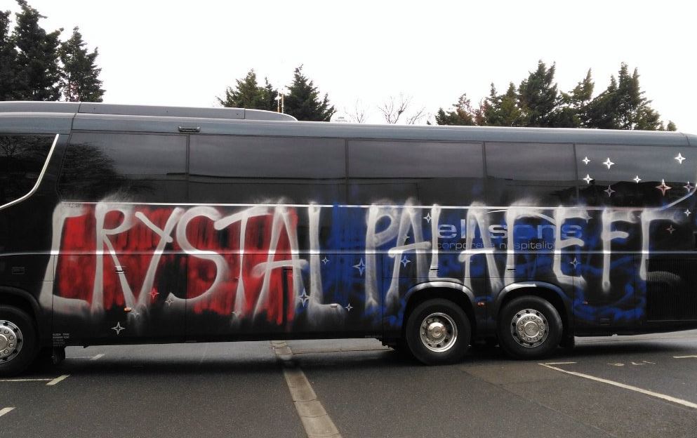 "Epic fail" Crystal Palace, tifosi vandalizzano bus: ma è della loro squadra