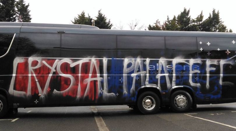 "Epic fail" Crystal Palace, tifosi vandalizzano bus: ma è della loro squadra
