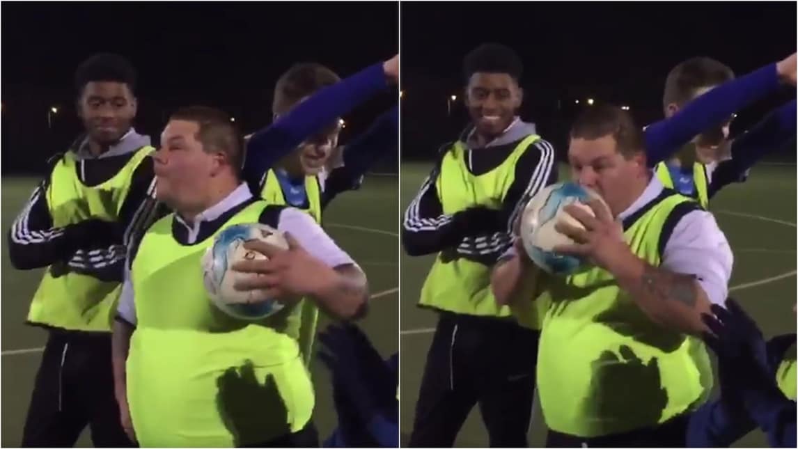 Esultanza Wayne Shaw: dopo il gol "mangiano" un panino