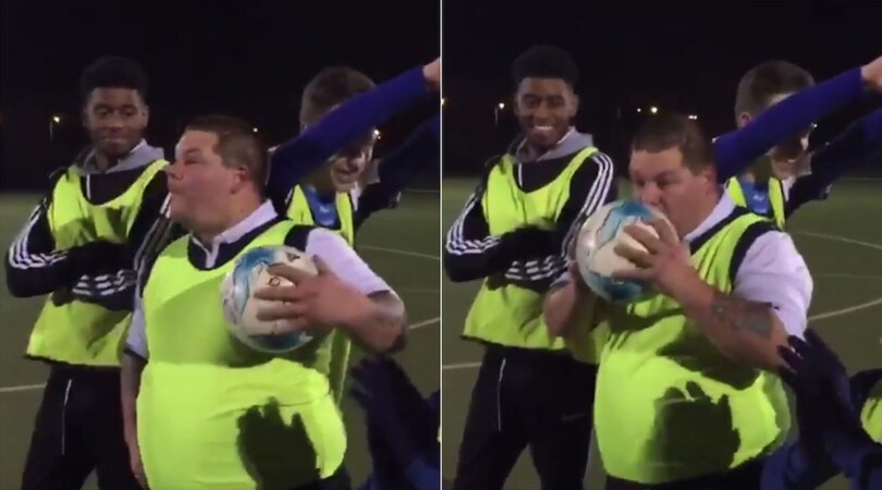 Esultanza Wayne Shaw: dopo il gol "mangiano" un panino