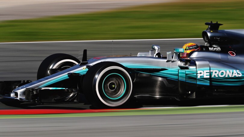 F1, test Barcellona: Hamilton primo, Vettel insegue