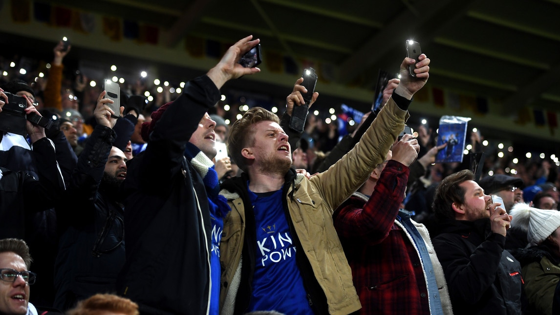 Ranieri esonerato, il tributo da brividi del King Power Stadium 