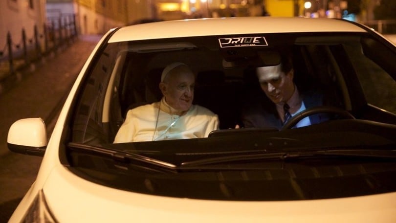 Papa Francesco si muove con l’auto elettrica Nissan Leaf
