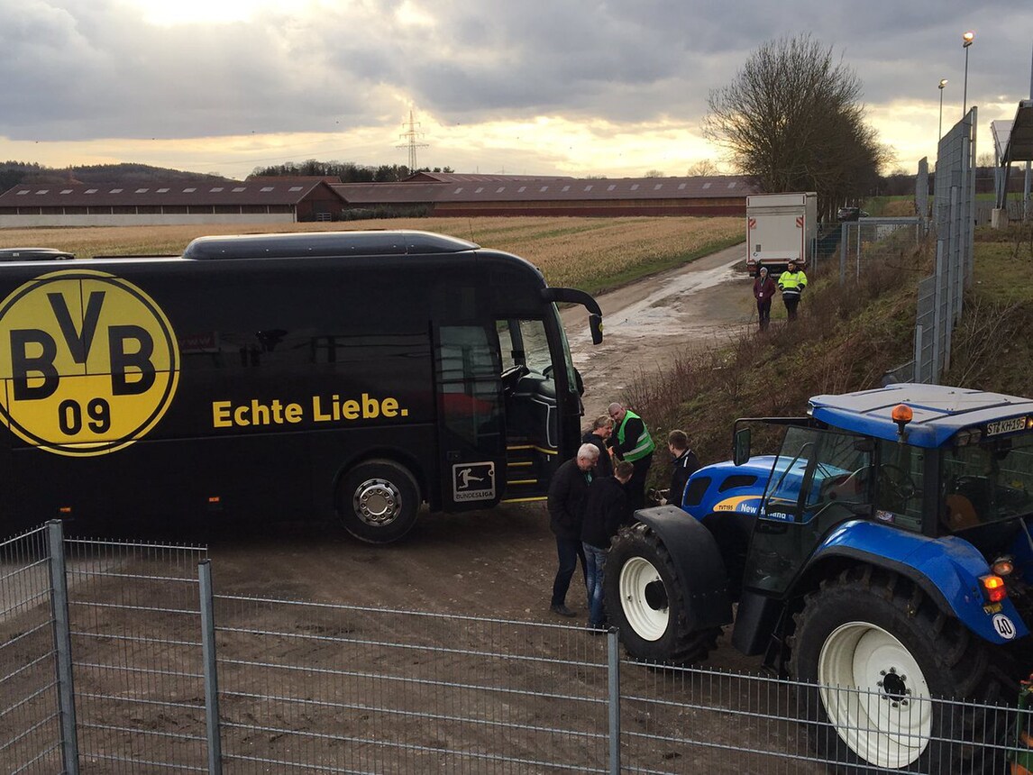 Borussia Dortmund a Lotte: il pullman salvato da un trattore