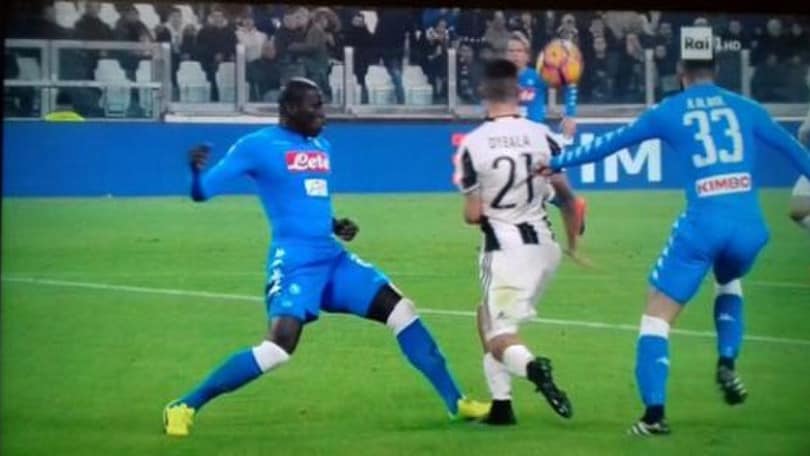 Juventus-Napoli, la fotosequenza del fallo di Koulibaly su Dybala