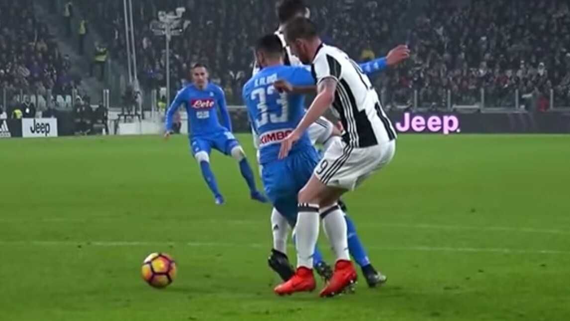 Napoli, la fotosequenza del contatto tra Albiol e Pjanic