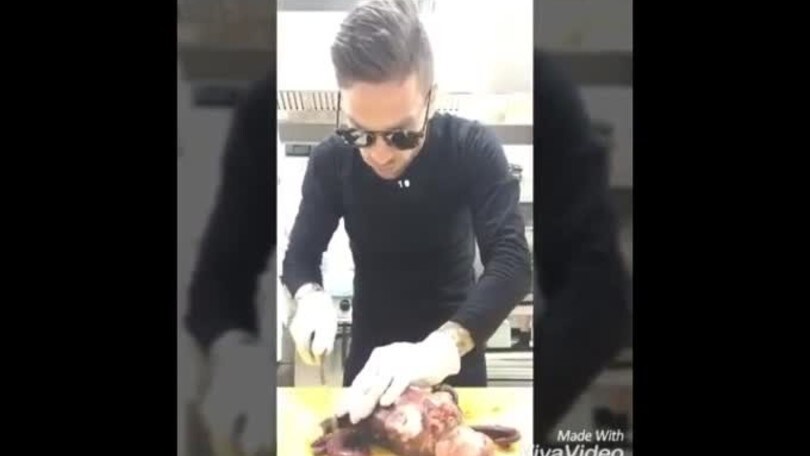 Papu Gomez, chef con gli occhiali da sole: cucina un polpo
