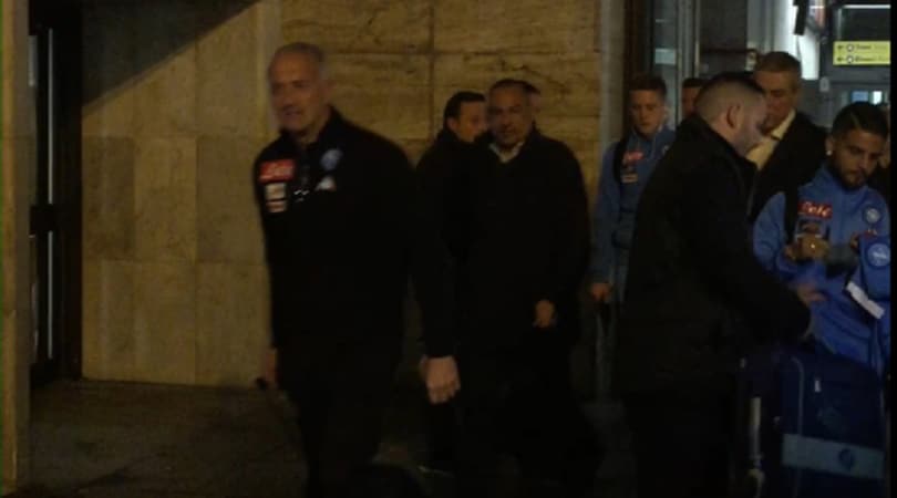 Il Napoli a Roma, volti distesi e concentrati: Insigne firma autografi
