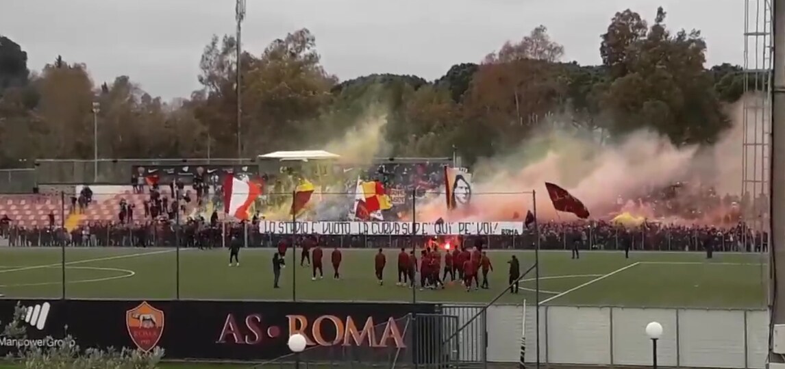 Roma, mille tifosi a Trigoria per incitare la squadra