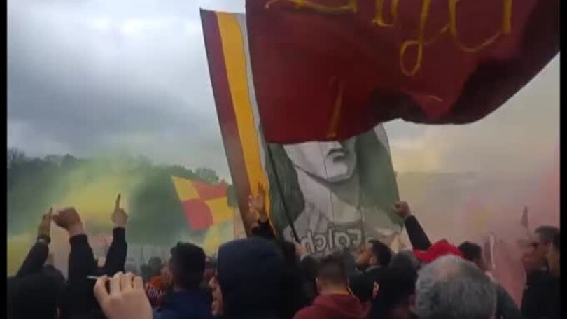 Trigoria, i tifosi caricano la squadra