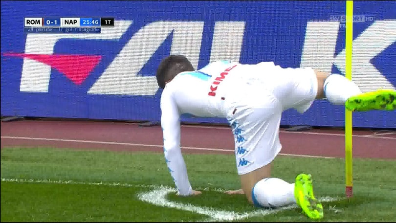 Mertens, cucchiaio a Szczesny: poi l'esultanza da cagnolino