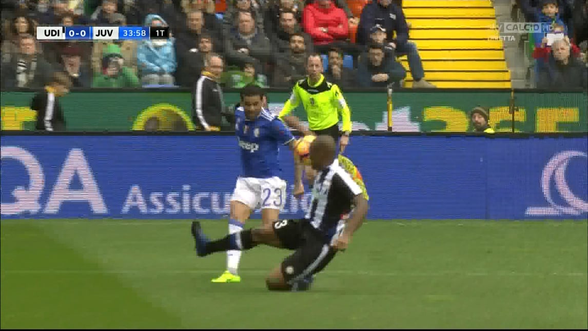 Udinese-Juventus, la sequenza del rigore richiesto da Dani Alves