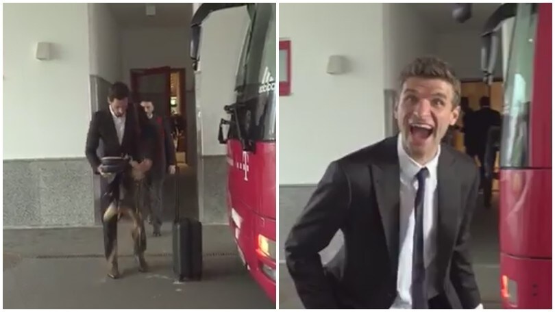 Hummels si versa addosso il caffè e Müller se la ride