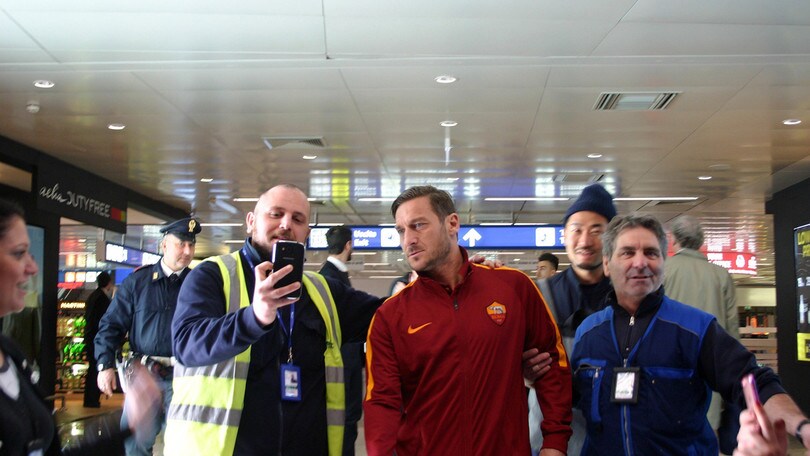 Europa League, la Roma atterra a Lione. Tifosi caricano la squadra