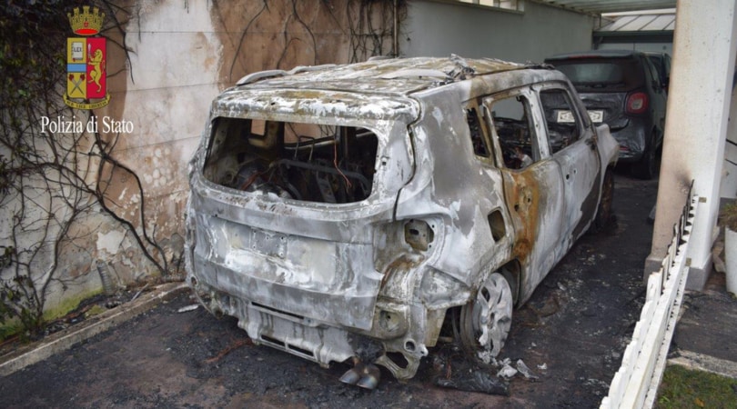 Incendio auto presidente Pescara: le immagini del rogo