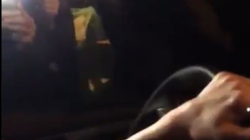 Messi circondato dai tifosi in festa. Roccuzzo: «Oh my god!»