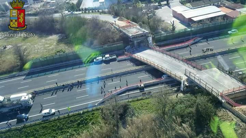 Crolla un ponte sull'A14: due morti e due feriti