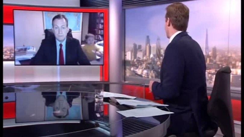 Professore in collegamento con la Bbc: i figli irrompono in diretta