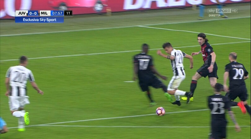Juventus-Milan, male Massa: era rigore su Dybala, dubbi sul penalty