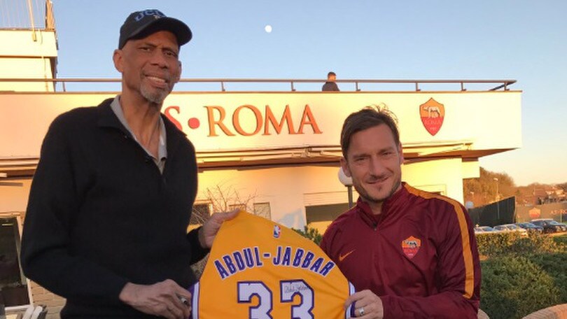 Kareem Abdul-Jabbar incontra Totti: «Uno dei migliori al mondo»