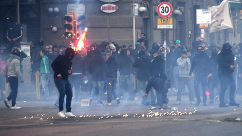 Napoli, violenti scontri per la presenza di Salvini