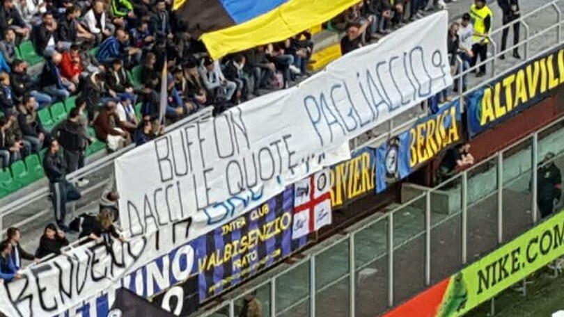 Inter, striscione dei tifosi contro Buffon: «Dacci le quote, pagliaccio»