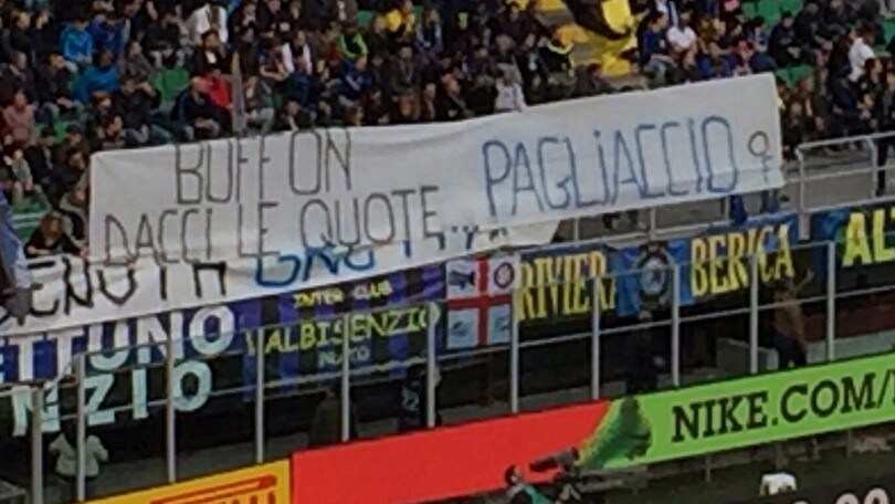 Inter, striscione dei tifosi contro Buffon: «Dacci le quote, pagliaccio»