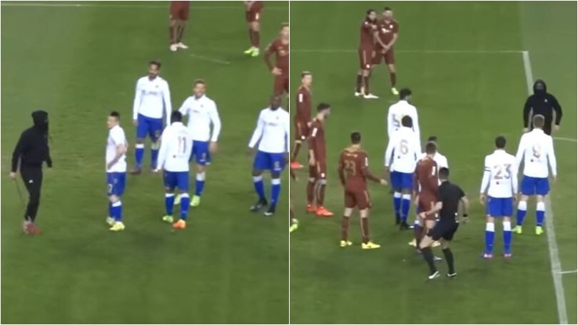 Croazia, caccia all'arbitro: ultrà entra in campo con una spranga
