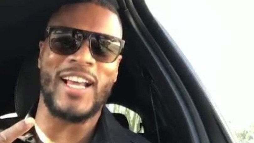 Evra, i mali stanno passando: come canta felice in auto!