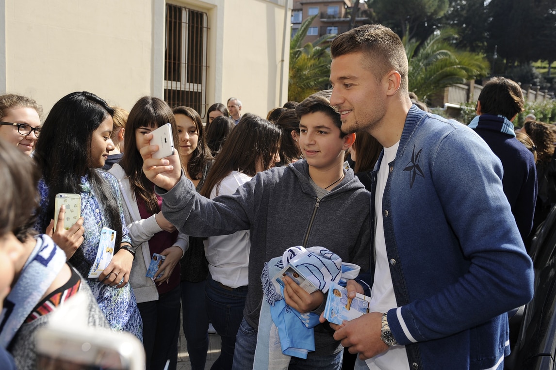 La Lazio nelle scuole: selfie e autografi per Parolo, Milinkovic-Savic e Murgia