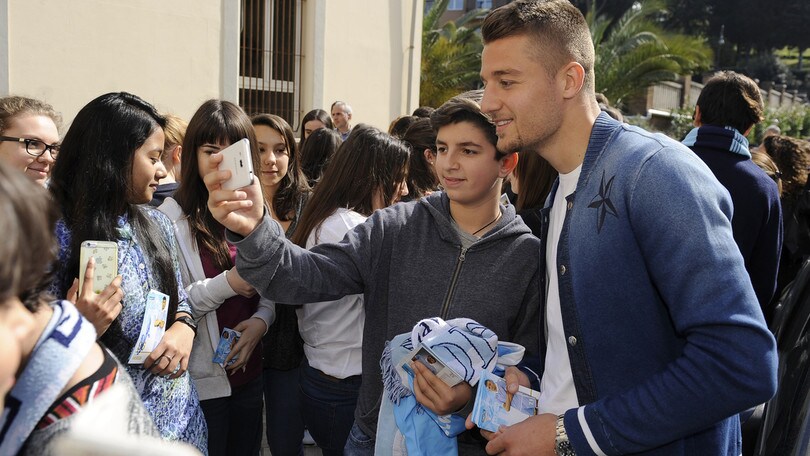 La Lazio nelle scuole: selfie e autografi per Parolo, Milinkovic-Savic e Murgia