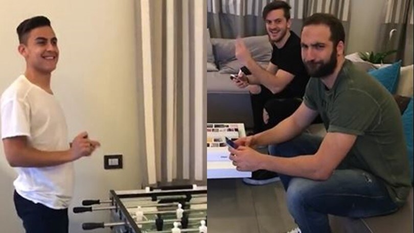 Casa Juve, serata argentina: Dybala re del biliardino, Higuain ammira