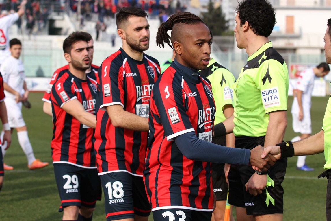Lega Pro, il Taranto: «Giocatori aggrediti da 30 persone incappucciate»