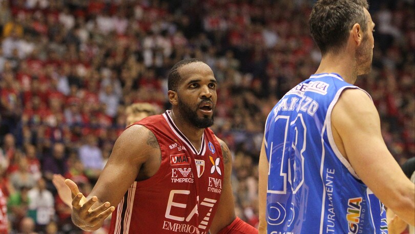 Brindisi abbraccia Samuels e saluta Agbelese