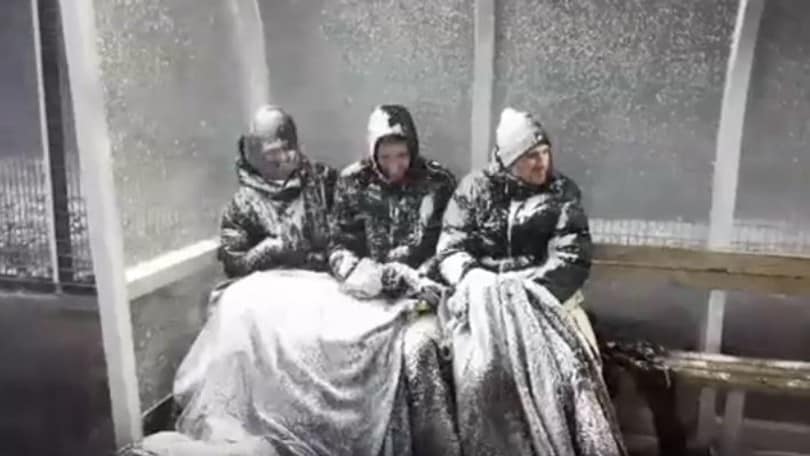 Brividi in Islanda, calciatori travolti da una tempesta di neve!