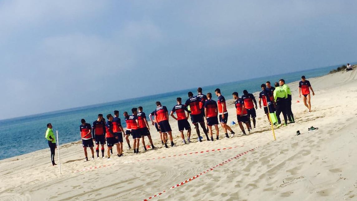 Crotone, l'allenamento sulla spiaggia è uno spettacolo
