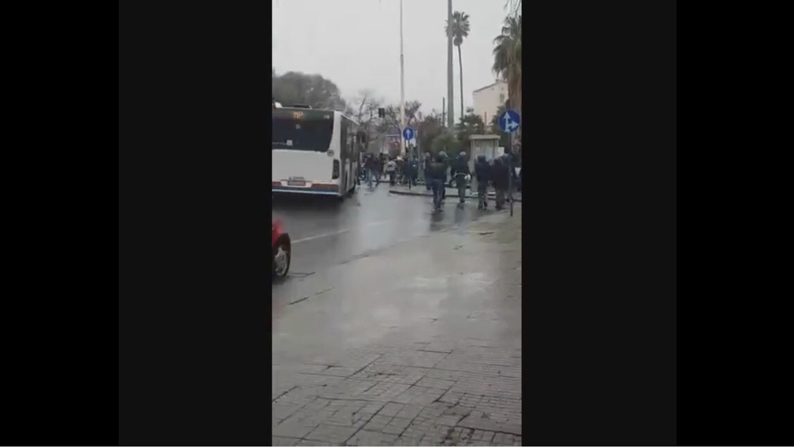 Guerriglia urbana a Sassari: ultras del Cagliari mettono a ferro e fuoco la stazione