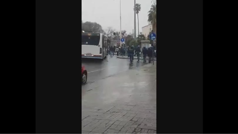 Guerriglia urbana a Sassari: ultras del Cagliari mettono a ferro e fuoco la stazione